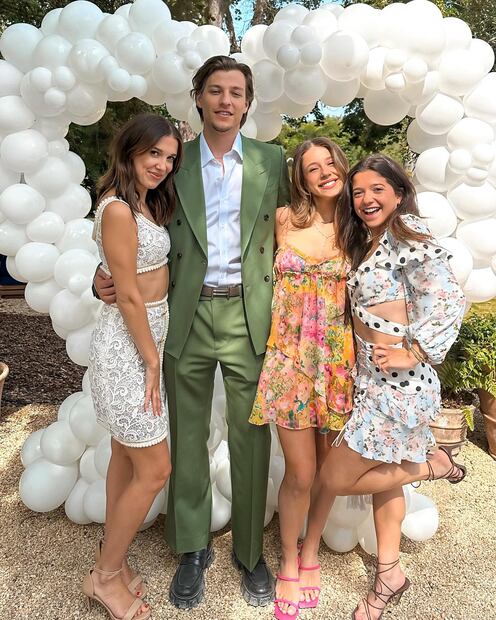 La actriz de Stranger Things se suma al tren del microtop