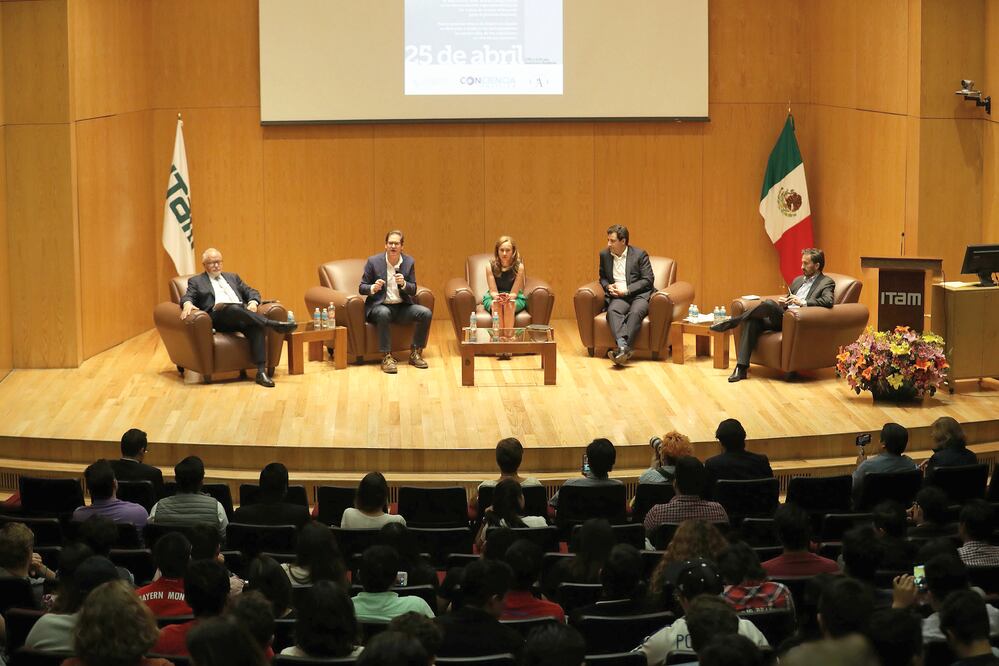 De izq. a der., los asesores de los candidatos a la Presidencia Abel Hibert (de López Obrador), Salomón Chertorivski (de Anaya), la moderadora Valeria Moy, Luis Madrazo (de Meade) y Demián Sánchez (de Zavala), ayer en el ITAM ()