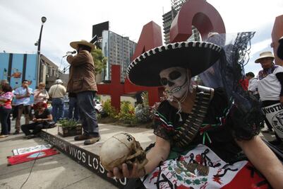 Plantan 43 árboles por desaparecidos de Ayotzinapa