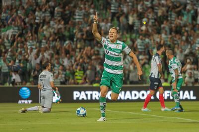 Santos liquida 2-1 a Rayados en Torreón