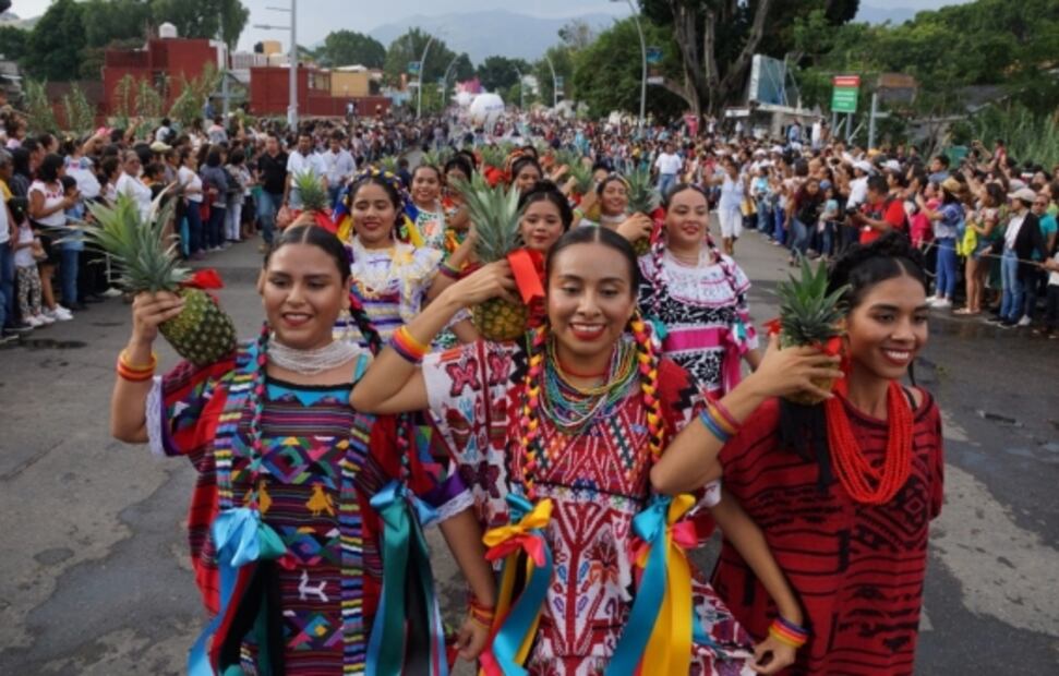 Delegaciones de la Guelaguetza desbordan de color calles de Oaxaca