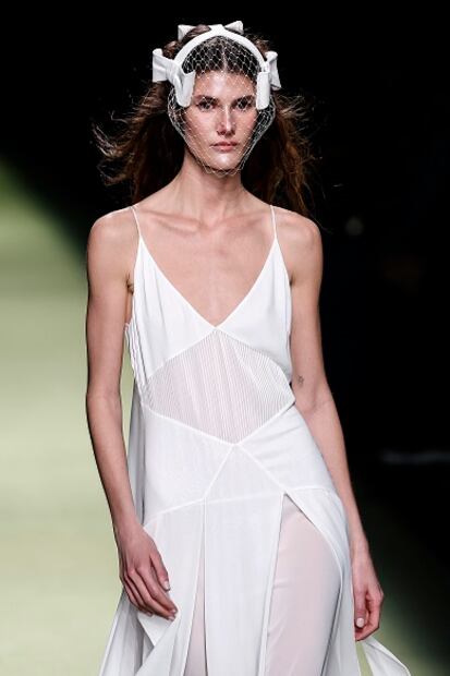 Vestido minimalista de Teresa Helbig. Foto: EFE
