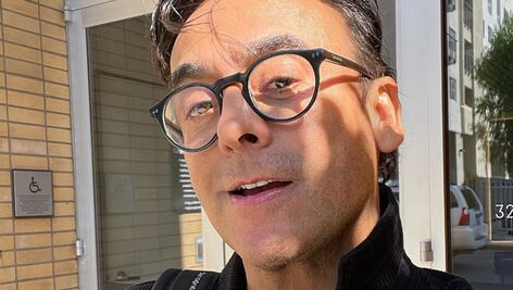 Adal Ramones responde a quienes lo critican por tener un bebé a su edad 