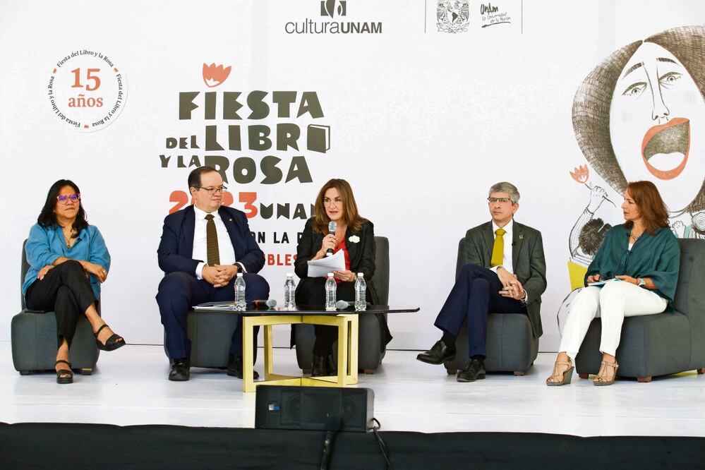 Socorro Venegas (a la izquierda), junto con Leonardo Lomelí y Rosa Beltrán, durante la inauguración de la Fiesta del Libro y la Rosa 2023. Foto: Archivo / EL UNIVERSAL