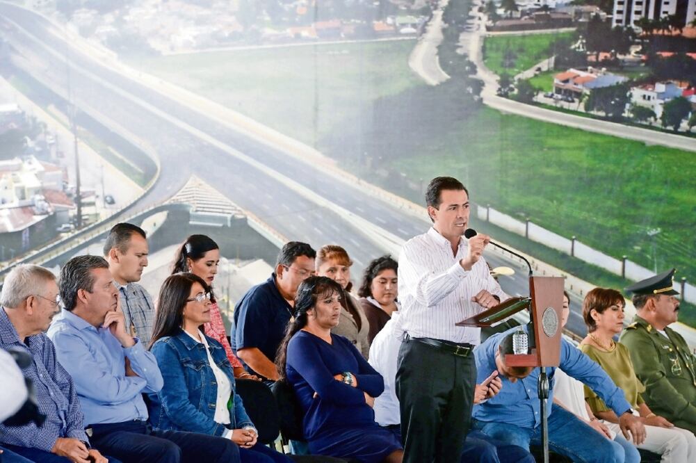 El presidente Enrique Peña Nieto entregó obras de infraestructura por mil 320 millones de pesos para los municipios de León, Dolores Hidalgo e Irapuato, este último donde inauguró también la 12/a Brigada de Policía Militar. Foto: PRESIDENCIA