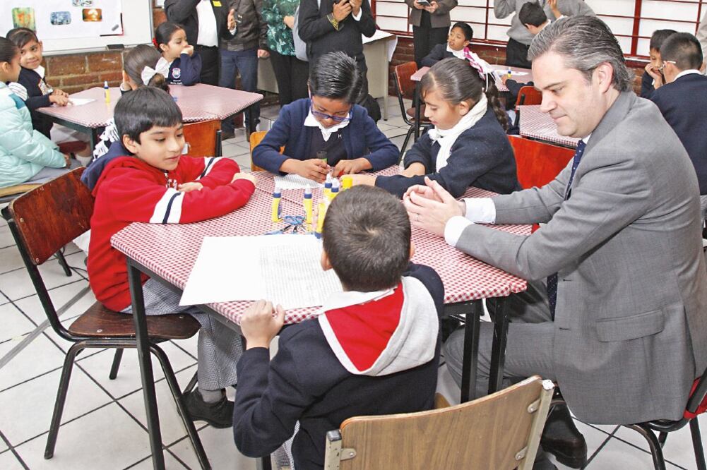 El titular de la SEP visitó la escuela primaria 21 de Marzo, para la cual comprometió una inversión de tres millones y medio de pesos para obras de rehabilitación a partir del próximo año (ESPECIAL)