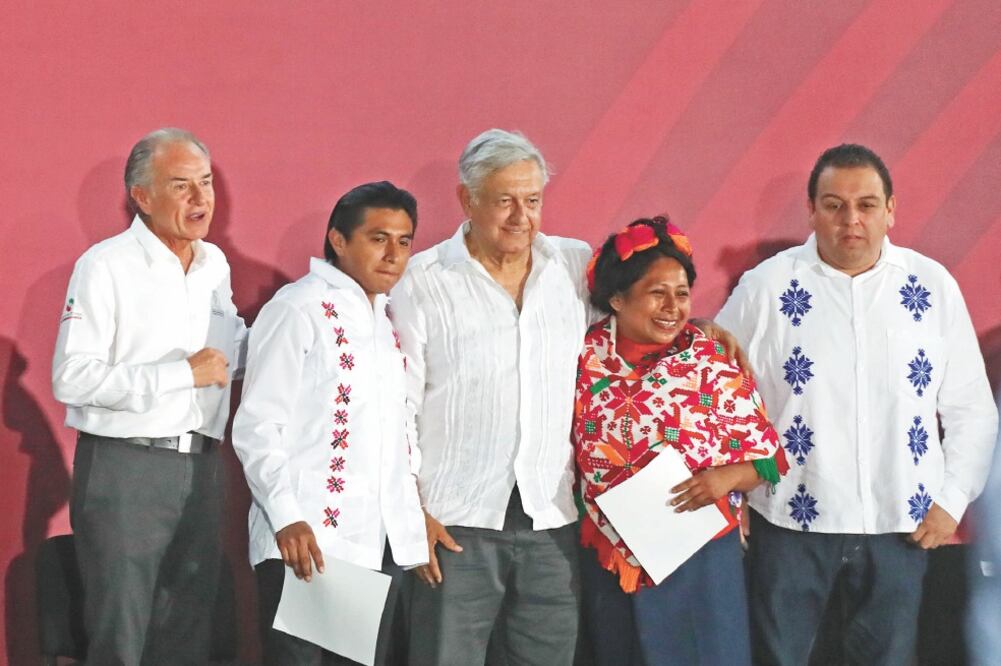 El gobernador de San Luis Potosí, Juan Manuel Carrera (izq.), acompañó al presidente Andrés Manuel López Obrador en el municipio de Aquismón, donde el Ejecutivo presentó el programa de las Un ive rsi d ades Benito Juárez García. Foto: GERMÁN ESPINOSA.