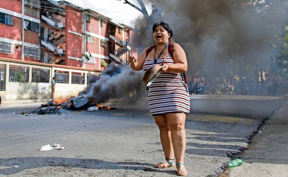 Habitantes de Caracas salieron a protestar con cacerolas en contra de la reelección de Maduro. Foto: Cristian Hernandez | AP