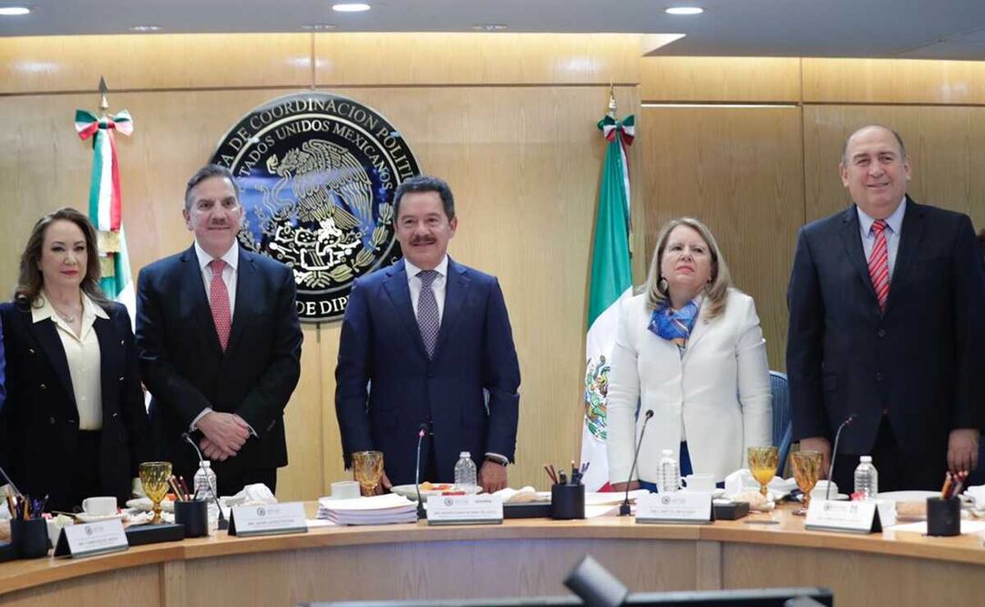 El y las integrantes del máximo tribunal del país llegaron en punto de las 09:05 horas, en un par de camionetas. Foto: Diego Simón Sánchez / EL UNIVERSAL