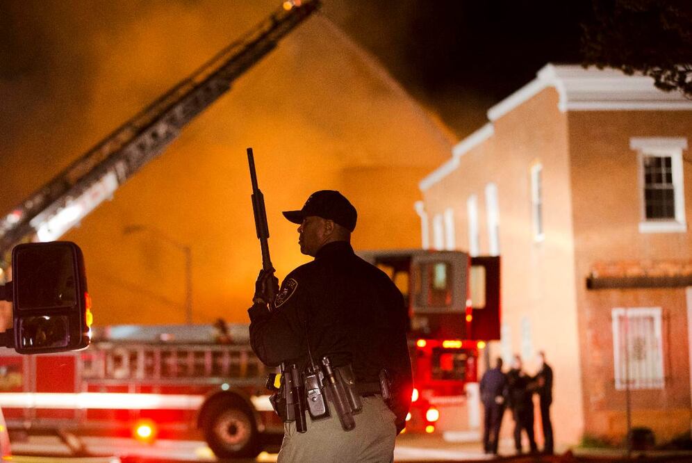 Centenares de miembros de la Guardia Nacional y policías de los estados vecinos fueron desplegados hoy en esta ciudad del este de EU para evitar que se repita una nueva jornada de caos y violencia