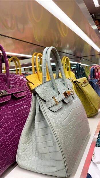 Kylie Jenner presume millonaria colección de bolsos en Instagram