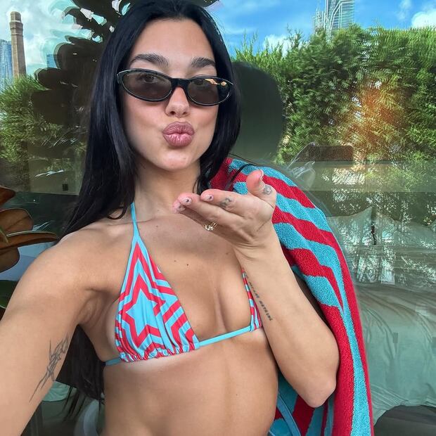 Dua Lipa agregó lentes de sol ovalados a su look de playa. Foto: Instagram @dualipa