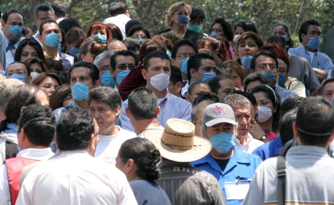 El 27 de abril del 2009, muchos capitalinos salieron rumbo a sus trabajos con cubrebocas para protegerse contra la propagación de la influenza. Foto: Luis García Soto/EL UNIVERSAL.