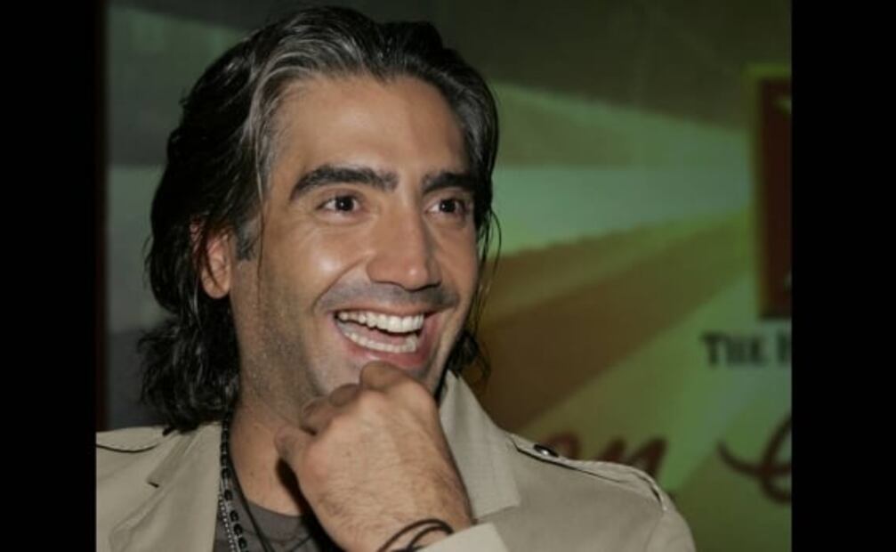 Así ha cambiado Alejandro Fernández: sin canas y mucha ceja, a cabellera larga y blanca