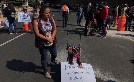 Padres de niños con cáncer bloquean accesos al Aeropuerto por falta de medicamento