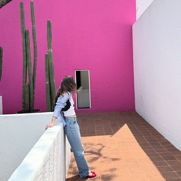 Rina Lipa comprueba la versatilidad de los jeans rectos. Foto: Instagram @rinalipa