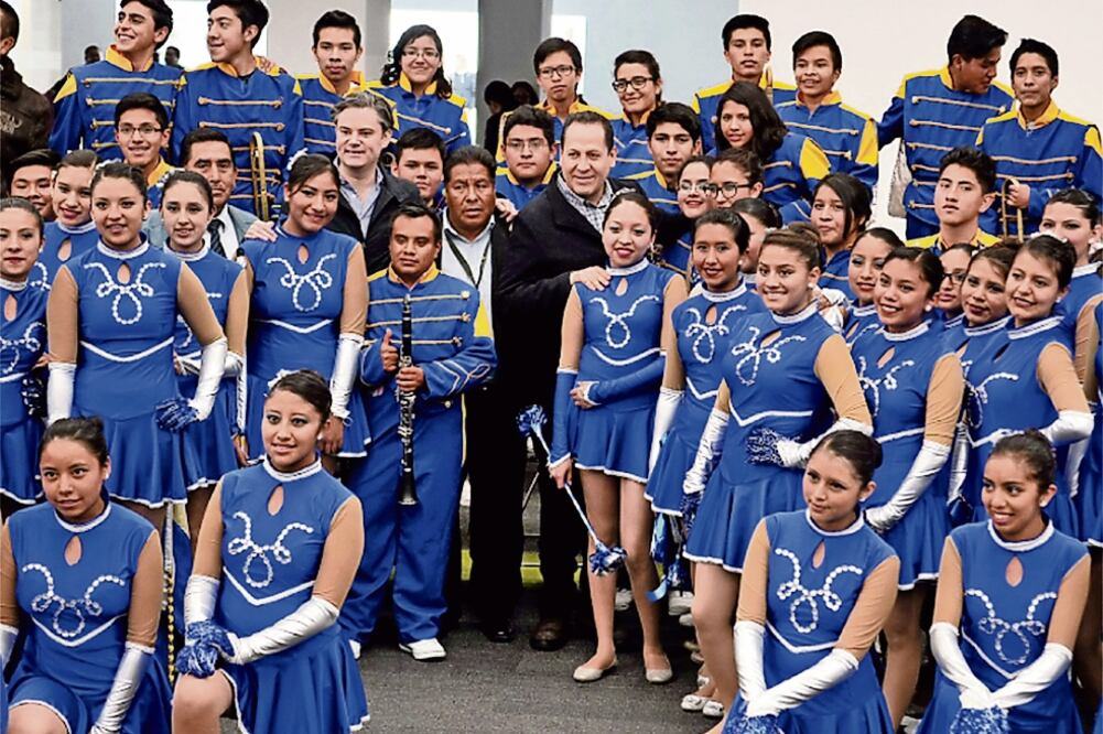 Aurelio Nuño Mayer, titular de la SEP, y el gobernador Eruviel Ávila Villegas entregaron becas a escoltas de escuelas públicas del Estado de México (FOTO TOMADA DE TWITTER)