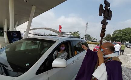 Iglesia reparte ceniza para llevar... en autoservicio