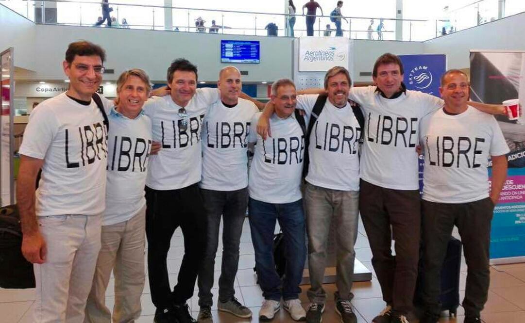 Hernán Ferruchi, Alejandro Pagnucco, Ariel Erlij, Iván Brajckovic, Juan Pablo Trevisan, Hernán Mendoza, Diego Angelini y Ariel Benvenuto, en una foto de grupo antes de su viaje a la ciudad de Nueva York, en el aeropuerto de Rosario. (FOTO: AP
