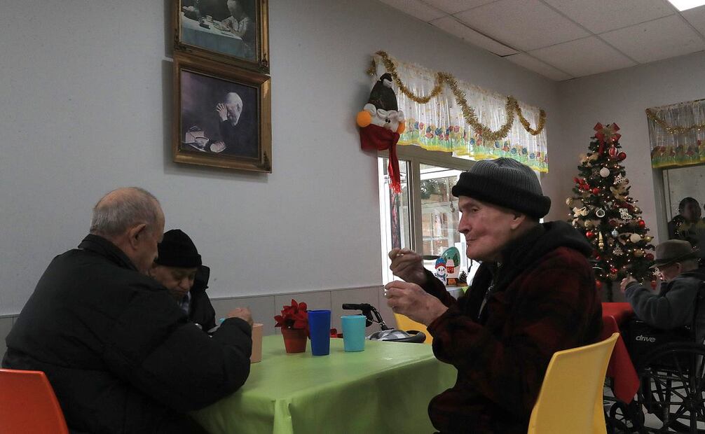 En Ciudad Juárez, México, adultos mayores estadounidenses y mexicanos enfrentan el abandono en asilos durante la Navidad, debido a altos costos en EU y la falta de infraestructura familiar. Foto: EFE