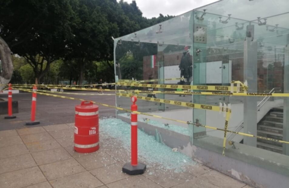 Realizan labores de limpieza en edificios y comercios dañados tras marcha por los 8 años del caso Ayotzinapa