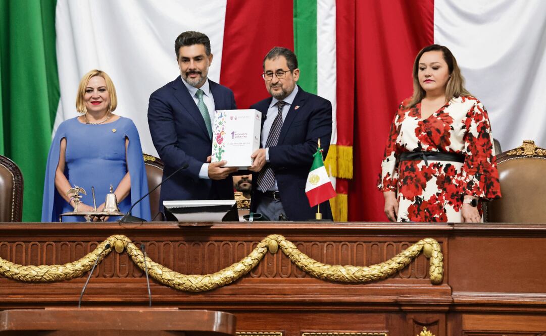 Jesús Sesma, presidente de la Mesa Directiva, recibió de manos del secretario de Gobierno, César Cravioto, el Primer Informe de labores de Clara Brugada. Foto: Carlos Mejía / EL UNIVERSAL