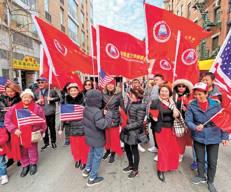Miembros de la comunidad china participan en el desfile por el Año Nuevo Chino, en la populosa Chinatown de Nueva York. CARLES ESCOLÁ RIVAS. EFE