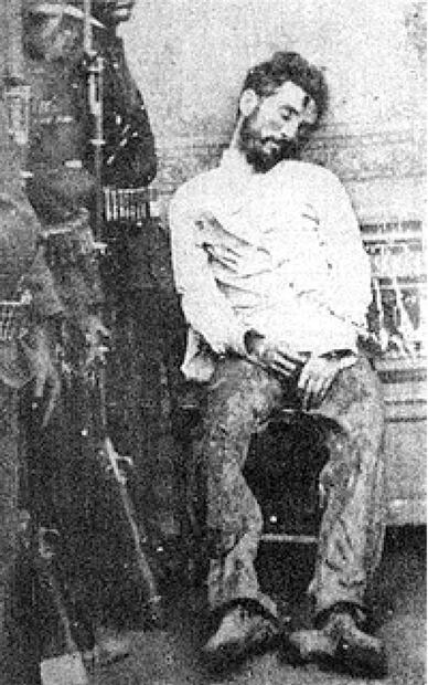 La única fotografía confirmada de Heraclio Bernal se la tomaron a su cuerpo tras su muerte, por un tiro de bala en la cabeza. ESPECIAL.