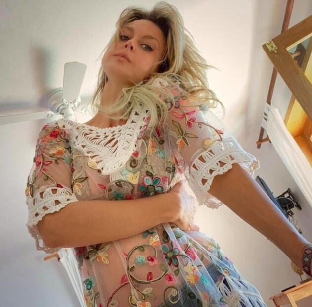 El look playero de Fey con blusa dorada y short que tienes que copiar