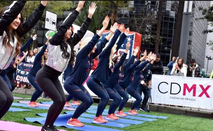Porristas de Raiders y Texanos sorprenden con clase de yoga en Reforma