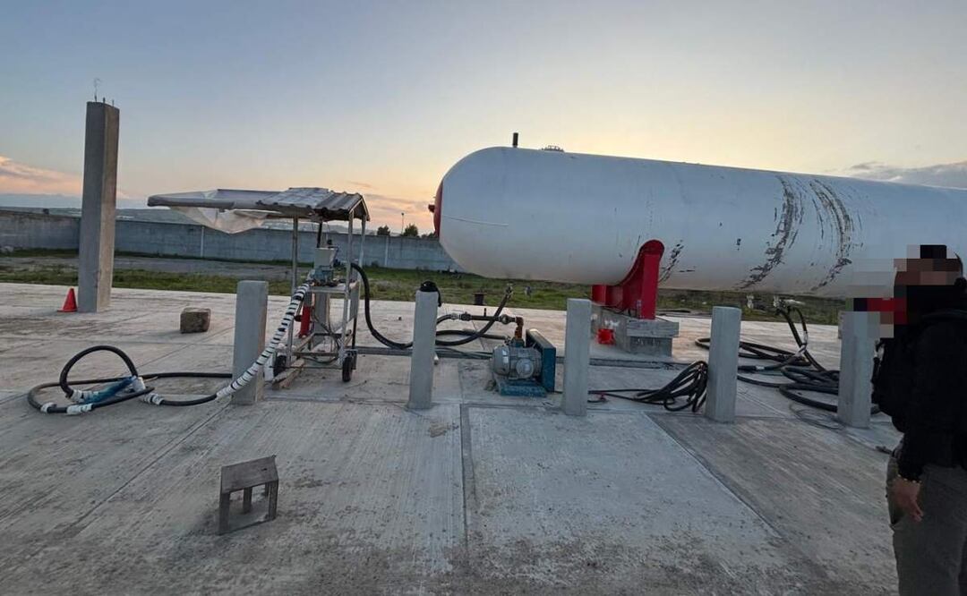 La FGR decomisa 22 mil 300 litros del combustible durante operativo en predio usado para extracción ilegal de gas licuado en Metepec, Hidalgo (11/07/2025). Foto: Especial