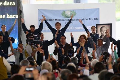 Fundación budista entrega apoyos económicos a damnificados del 19S