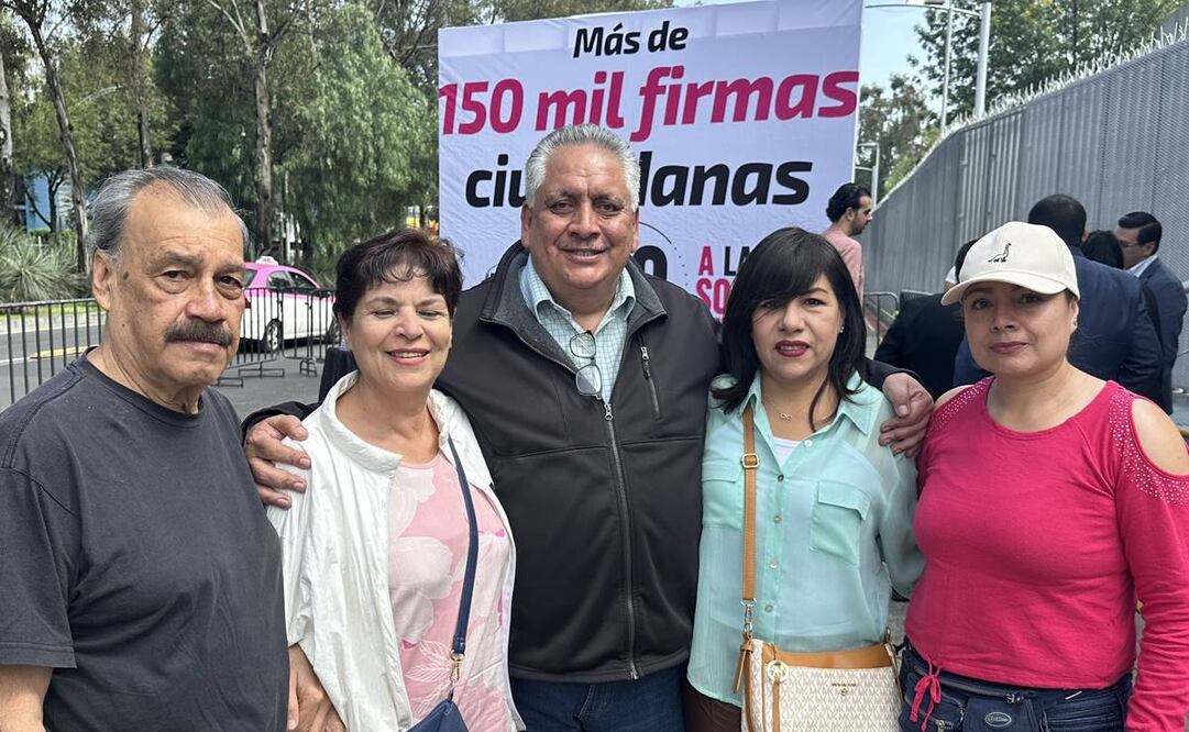 Marea Rosa entrega firmas contra sobrerrepresentación de Morena. Foto: Twitter @FCN_mx
