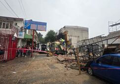 Derrumbe de barda en el Centro Histórico deja al menos 3 lesionados; cae sobre transporte público y vehículos
