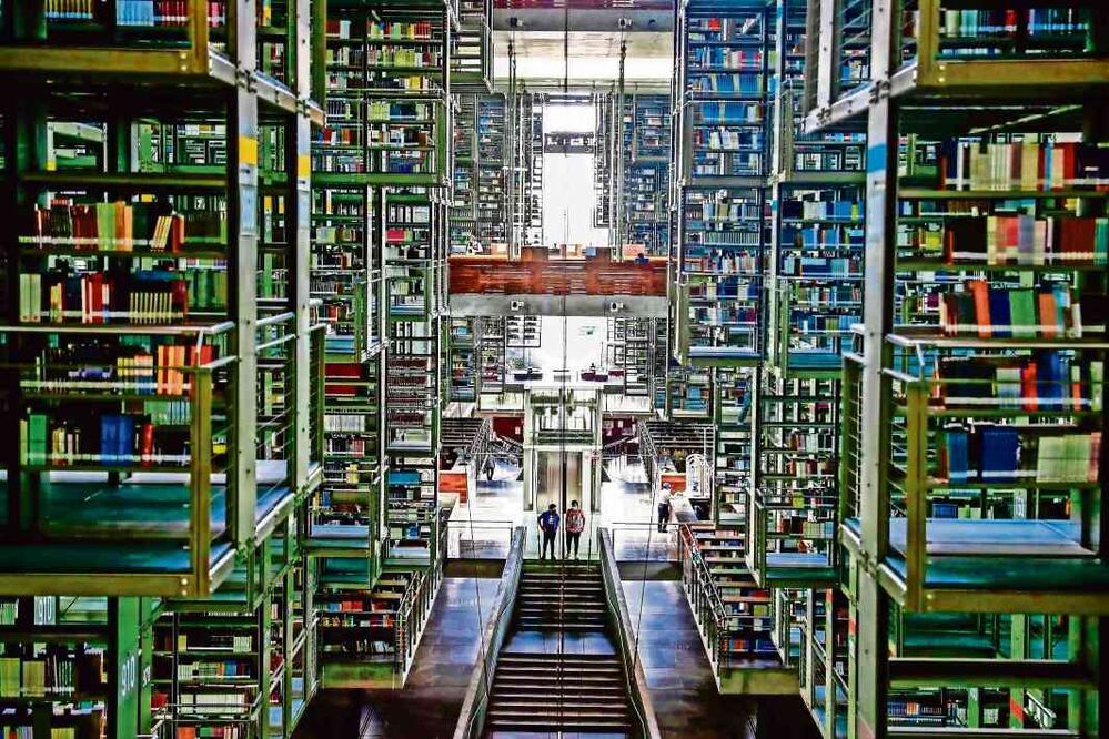 Vista interior de la Biblioteca Vasconcelos, un refugio del conocimiento para un país en donde casi la mitad de los jóvenes aún no domina la capacidad de lectura profunda. Crédito: Archivo de El Universal