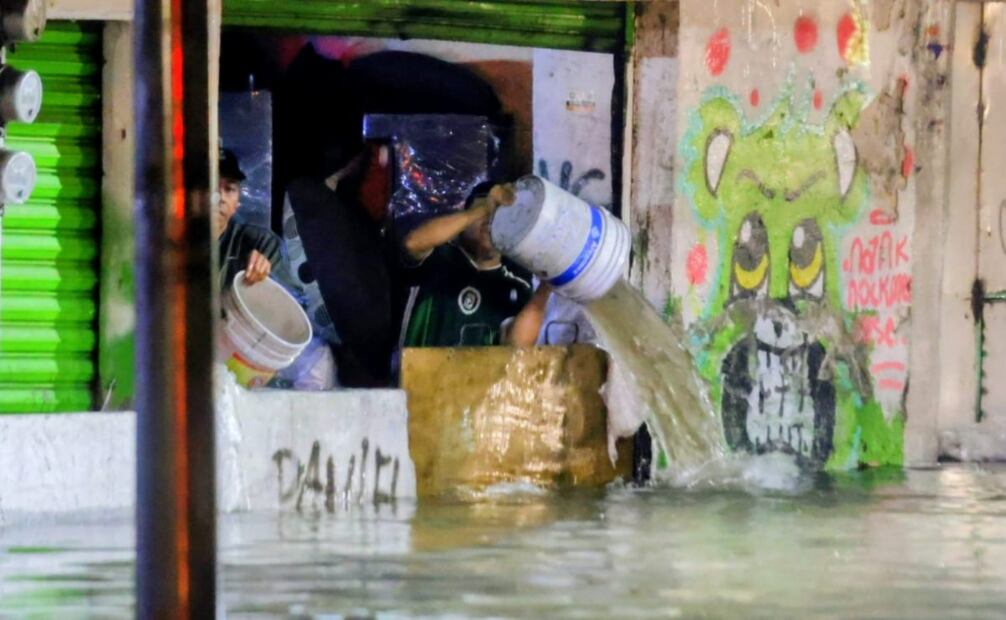 Vecinos de Iztapalapa sacan agua de sus negocios y casas a causa de las fuertes lluvias (14/09/2025). Foto: Francisco Rodríguez / EL UNIVERSAL