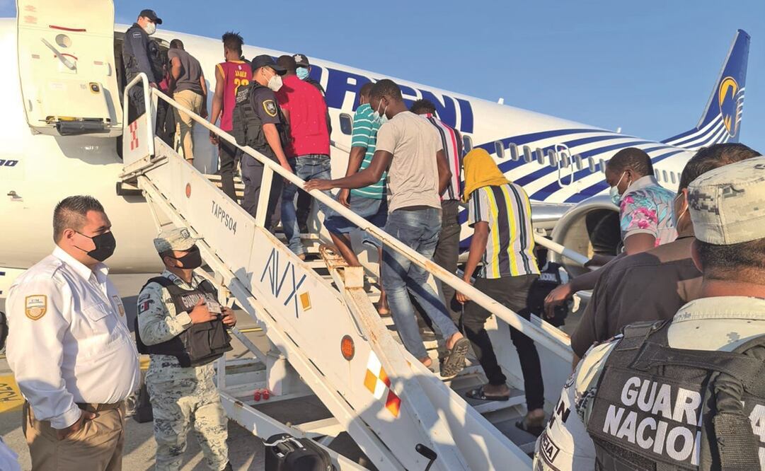 Los caribeños fueron trasladados al aeropuerto en Tapachula, donde subieron a un Boeing de la aerolínea Magni para regresar a Haití. Foto: INM