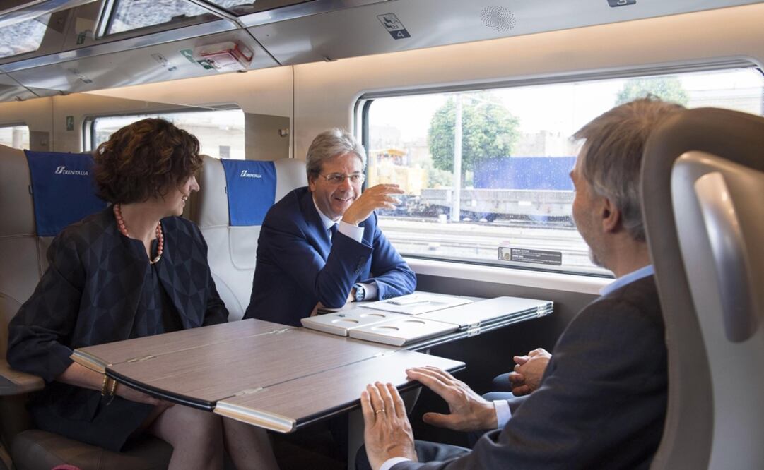 El primer ministro italiano, Paolo Gentiloni, inaugura la ruta de tren de alta velocidad entre las ciudades de Nápoles y Afragola. Foto: EFE