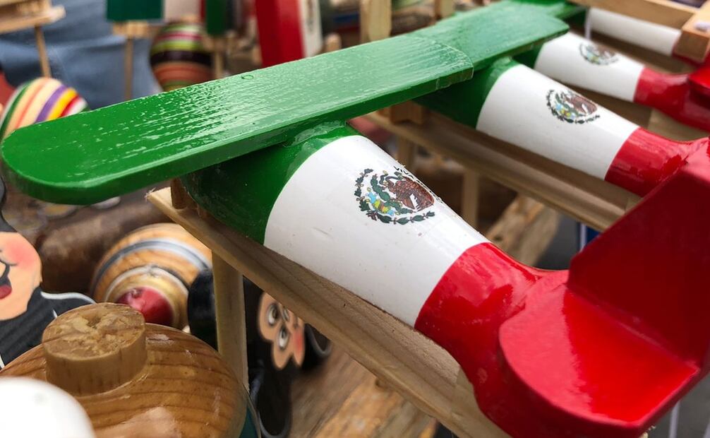 Con un característico “pásele, pásele”,  Don Joaquín oferta entre los peatones sus juguetes tradicionales, una opción más para divertirse y celebrar las próximas fiestas patrias. Foto: Atenea Campuzano / EL UNIVERSAL