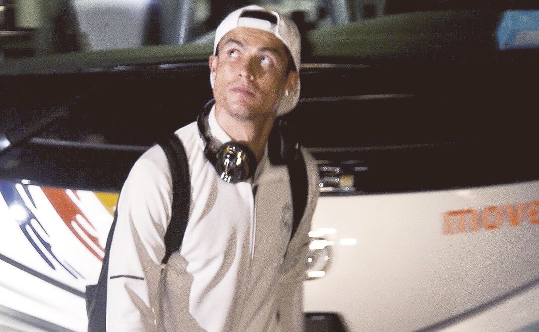 Cristiano, a su llegada al hotel de concentración, sin contratiempos (ROBIN TOWNSEND. EFE)