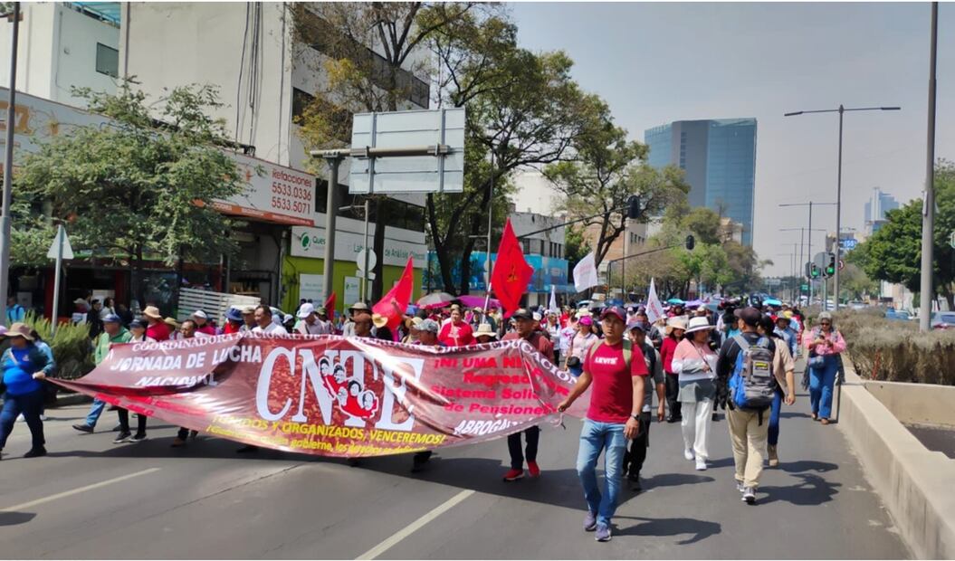 Integrantes de la CNTE realizaron una marcha en las principales vialidades del primer cuadro de la Ciudad de México en el marco del paro laboral de las 72 horas para exigir la abrogación de la ley ISSTE del 2007. Foto: Juan Carlos Williams/EL UNIVERSAL