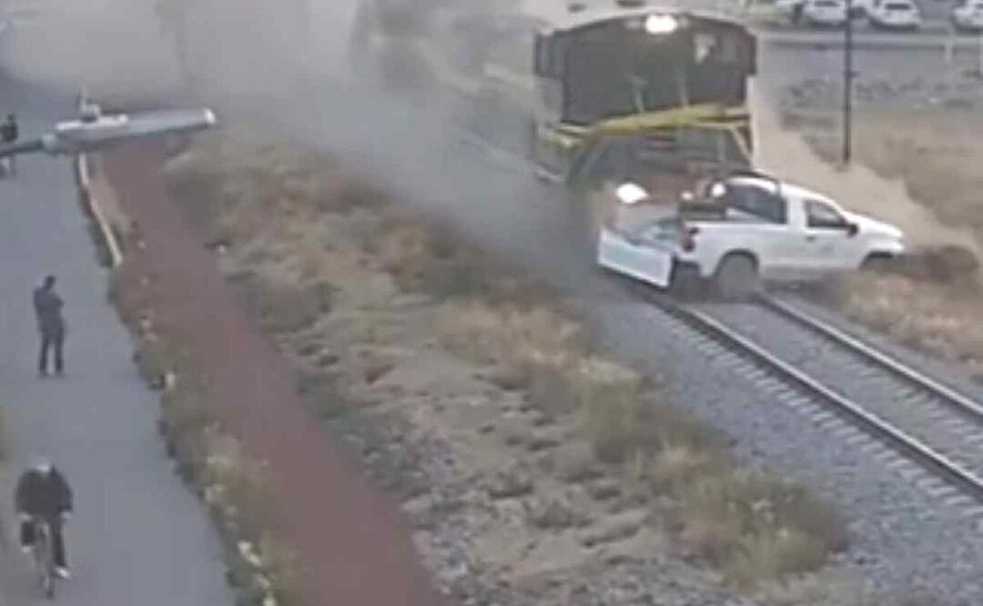 Una unidad de la Comisión Federal de Electricidad (CFE) fue embestida por el tren al intentar pasar la avenida Central. Foto: Especial