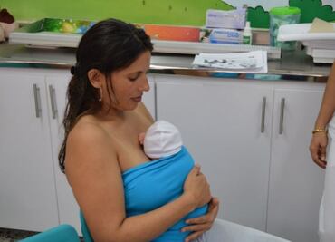 El método canguro para bebés prematuros trae beneficios para la salud