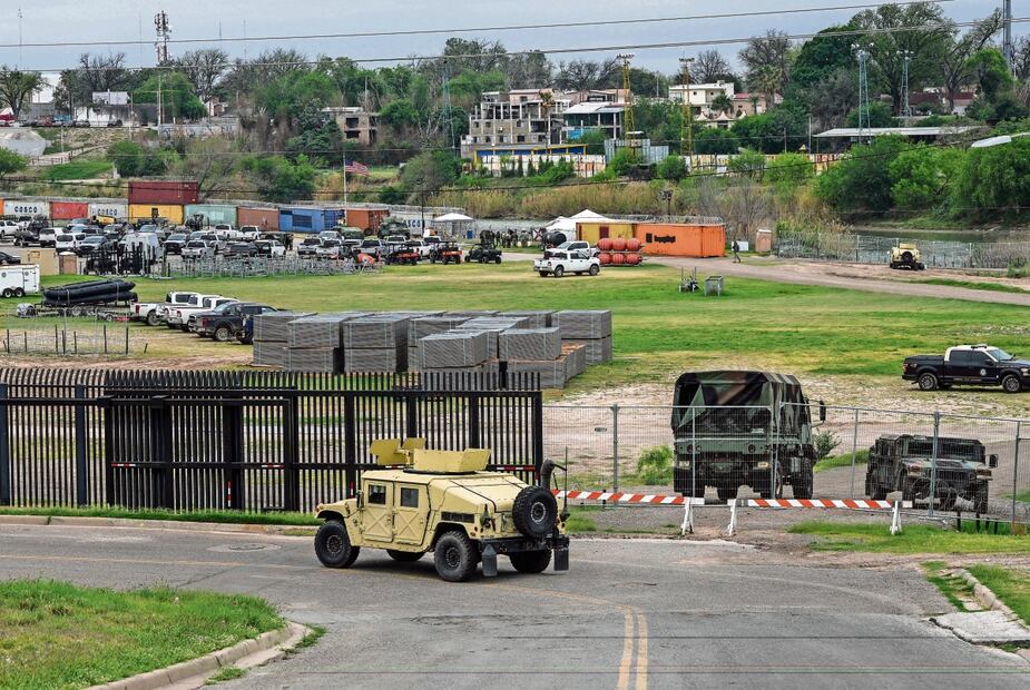 La Guardia Nacional y otras fuerzas del orden en Shelby Park, Eagle Pass, Texas. Foto: AP