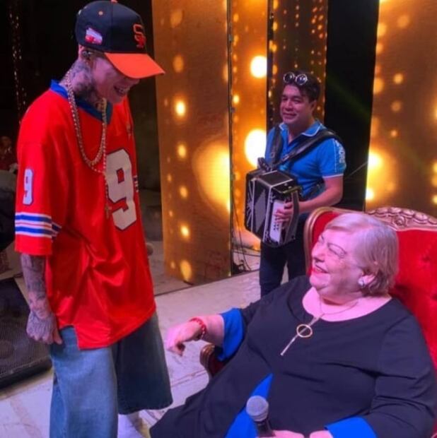 Santa Fe Klan hace llorar a Paquita la del Barrio en el escenario