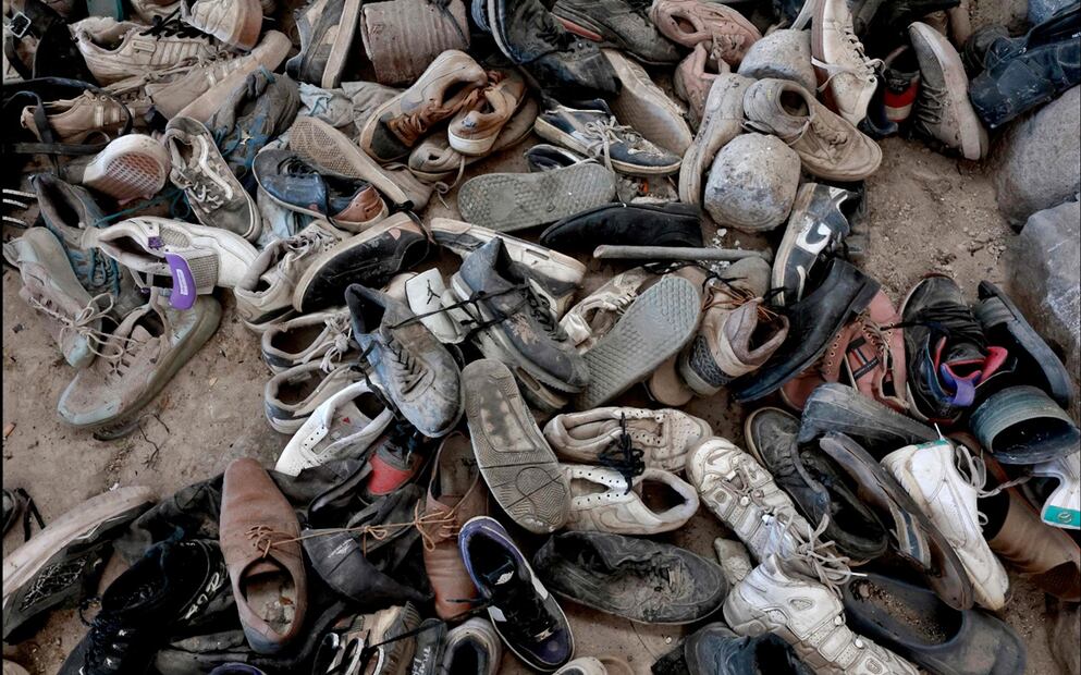 Parte de los cientos de zapatos encontrados en el Rancho Izaguirre, imagen que ha evocado a los campos de concentración nazis por lo que la gente lo ha llamado "el Auschwitz mexicano". Foto: AFP