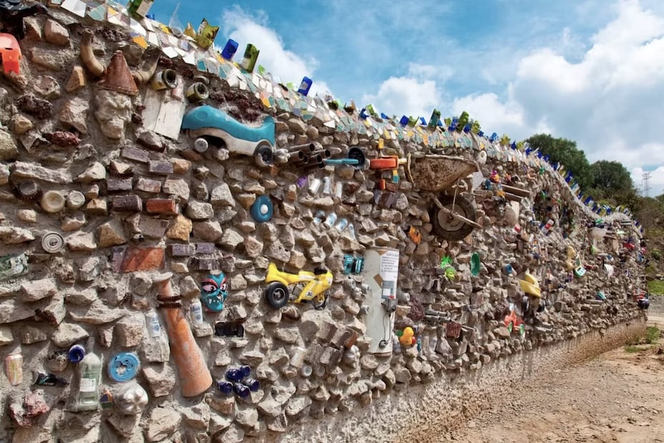 Diseñado bajo los principios de la arquitectura orgánica, el parque respeta cuevas, cañadas y la topografía original del terreno.
Foto: Parque Quetzalcóatl
