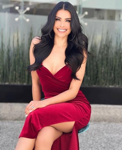 Kristal Silva derrocha estilo en vestido de terciopelo rojo