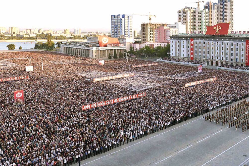 Contra Washington. Miles de norcoreanos participan en una protesta anti estadounidense en la plaza Kim Il-Sung, en Pyongyang, celebrado el sábado (AFP)