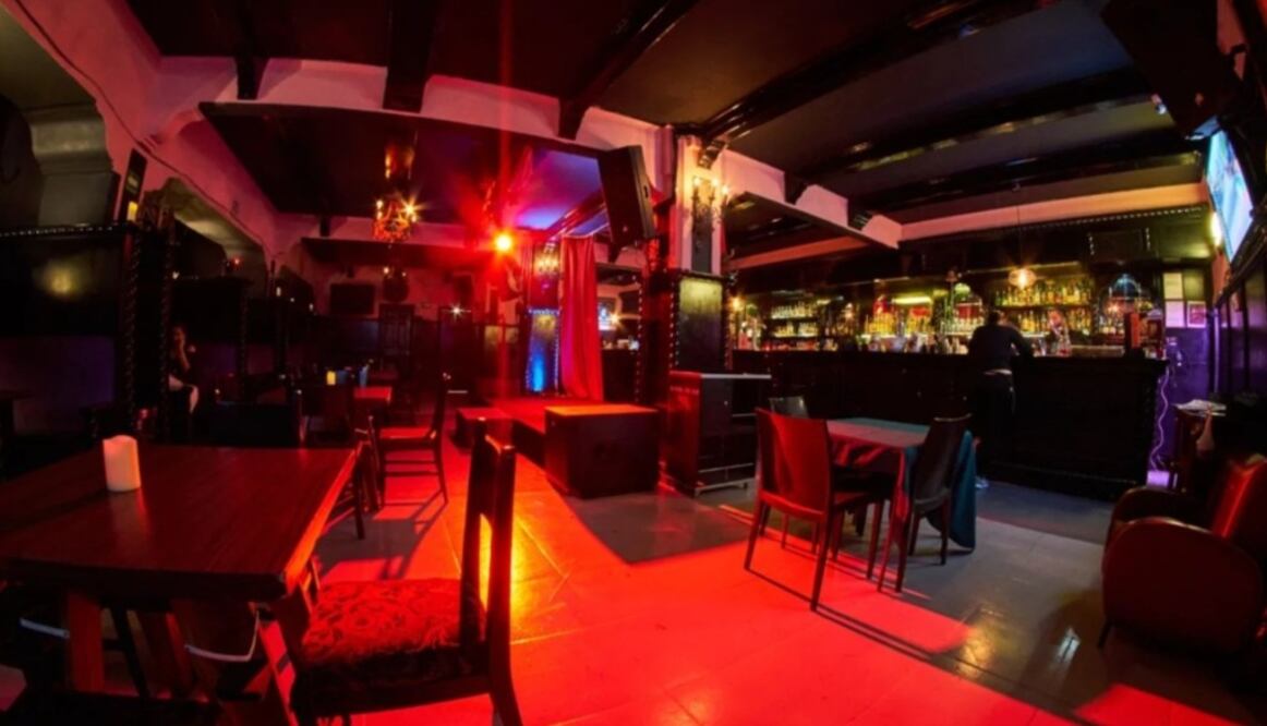 Interior del Bach, bar que fue escenario del asesinato del cantante Guty Cárdenas